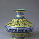 黄地青花缠枝花纹转心瓶