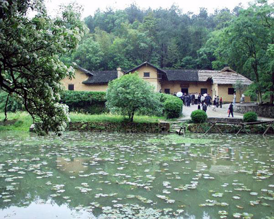 12月26日是毛泽东诞辰纪念日，1893年12月26日，毛泽东就出生在韶山冲这座农家茅草屋里（颜世贵/摄）