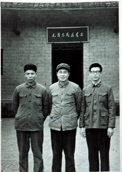 1976年4月去湖南农村采访，在省委宣传部邓克模（图中）同志的陪同下，我（图左）参观了毛主席的故居（新华社记者王平/摄）