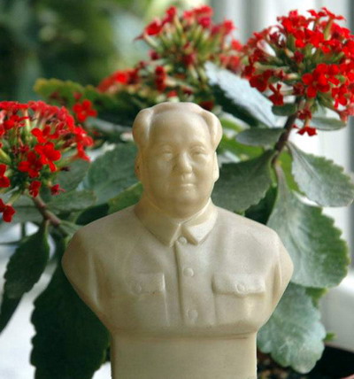 就在我即将走上工作岗位的1966年的夏天，爆发了史无前例的无产阶级文化大革命，致使当年的毕业分配告吹！但不久，就有了免费全国大串联的机会！1967年的秋天，我被选进了人民日报总编室当编辑、记者。属于提前分配，不发工资，每月只给40元的生活费。拿到钱的第一天，我就去王府井工艺美术部，排队买了一尊荧光塑料的毛主席塑像放在宿舍里。到了夜晚，就能看见发光的毛主席塑像，蓝萤萤的，特别开心！几年后，我到了记者部当记者。沧桑岁月，走东走西几十年，一直珍藏着。直到今天，这尊塑像还高高地立在我的书柜上，只是不发光了！（颜世贵/摄）