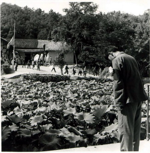 1976年9月9日毛主席去世后，报社随即派记者黄彩忠和我飞韶山，采访毛主席的亲属和当地干部群众。到了韶山，我首先来到毛主席的故居前，默哀悼念（1976年11月摄于韶山）