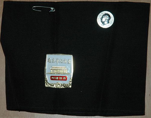 这是我当年参加瞻仰毛主席遗容时戴的黑色臂章（1976-9）