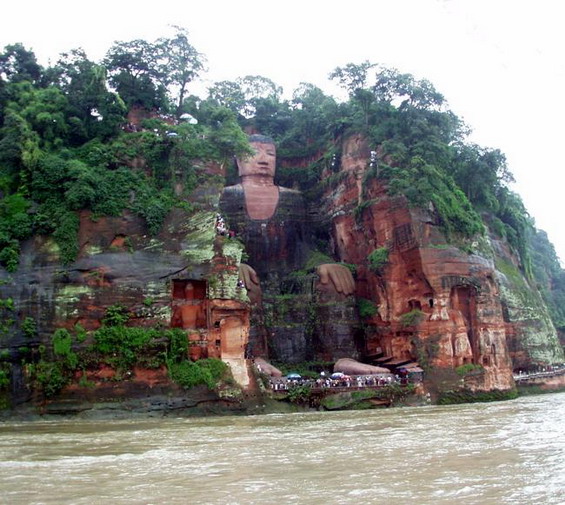 面对三江汇合，佛身高大，脚下就是滔滔的江水，而我的相机又是普通镜头，靠近无法拍摄，只有在行驶的游船上抓住拍摄时机，方能得到如此的画面（颜世贵/摄）