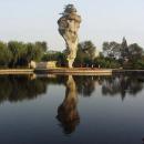 万匠削石尽  一柱空中立