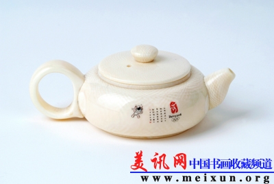 周信兴作品微雕象牙茶壶北京奥运会徽图文.jpg