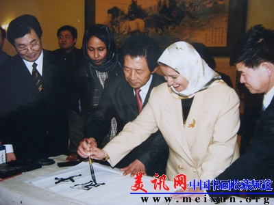 2002年春节，应邀参加在人民大会堂举办的126个国家驻华大使及夫人包饺子联欢会，并教大使夫人学写汉字.JPG