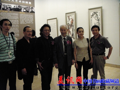 在恩师魏传义的回顾展上.JPG