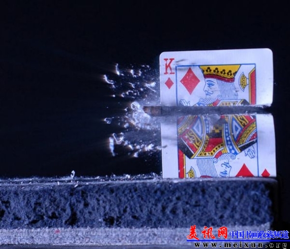 子弹打穿扑克牌