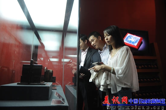 观众参观《交融--两依藏珍选粹展》