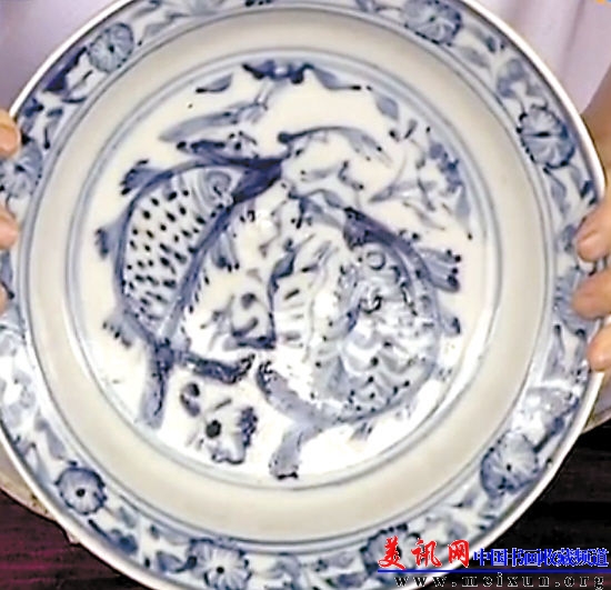 “双鱼”图案青花瓷盘