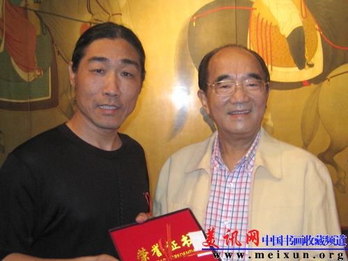 高占祥为画家魏守东颁发证书.JPG