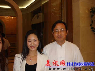 张惠臣在大会堂与着名歌唱家于文华合影.JPG