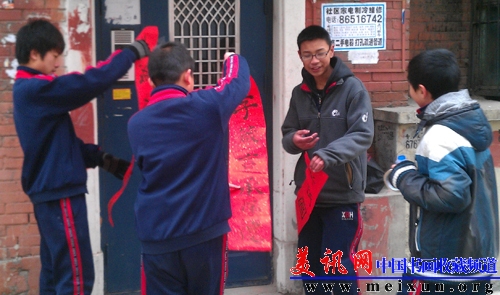 徐悲鸿初中学生为社区写春联送祝福4.jpg