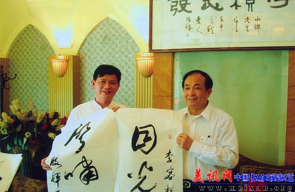 与广东省副省长李容根合影.jpg
