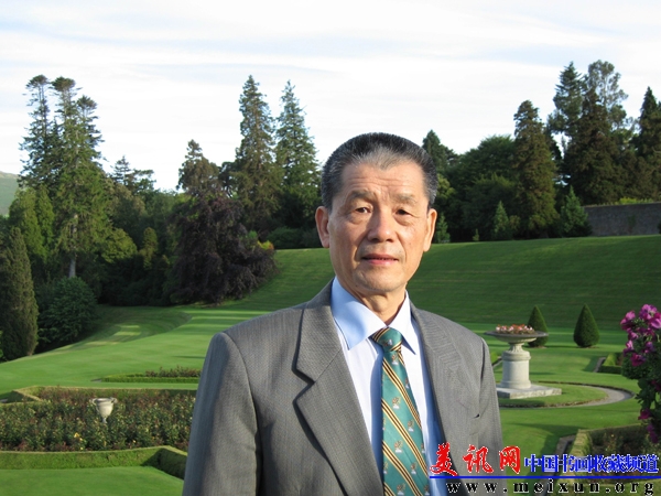 陈之泉在爱尔兰庄园（半身  可）.jpg