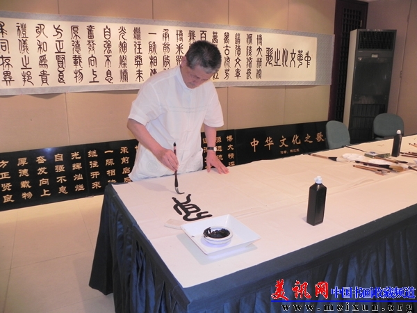 DSCN8533陈之泉开始写《身正万人敬》（可）.jpg