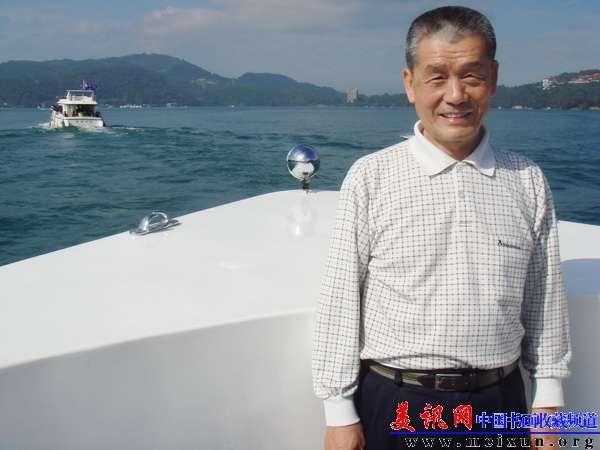 陈之泉在日月潭快艇船头（可）.jpg