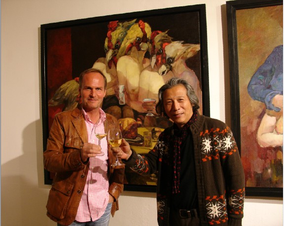 艺术家张谧诠(右)与德国收藏家在展览现场共同举杯.JPG