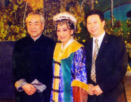 着名社会活动家刘瀚锴（右一）和着名画家范曾（左一）在一起.jpg