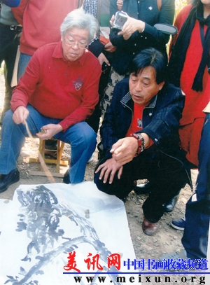 2011年秋与张立辰导师在枣庄石榴园写生.jpg