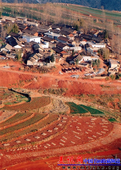 云南东川 红土地上的人家 2009年.jpg