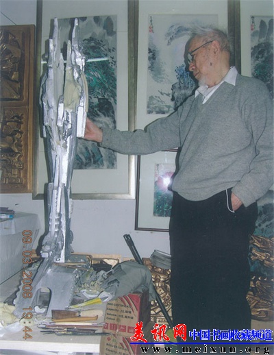 王熙民91岁在做雕塑小稿.jpg