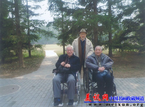 93岁和一起从欧洲回国的科学家朋友合影.jpg