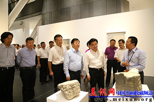 中国文联副主席、中国美术家协会主席刘大为,广东省委常委、深圳市委书记王荣,中国美术家协会分党组书记、常务副主席、中国版画博物馆馆长吴长江,龙华新区党工委书记姜建军等领导参观展览 - 复件.JPG