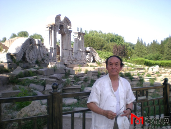 赵进才于圆明园留影.jpg