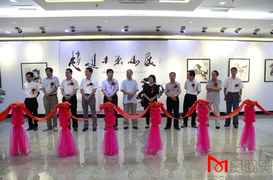 河南省书协副主席、洛阳市书协主席陈春思   剪彩.jpg