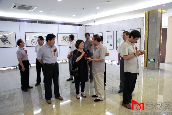 河南省美协副主席 王绣   洛阳市人大秘书长董平海   洛阳日报社社长王建立  伊川县人大常委会主任梁光照 .jpg