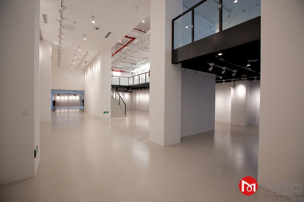 北京视觉经典美术馆一楼展示厅.jpg