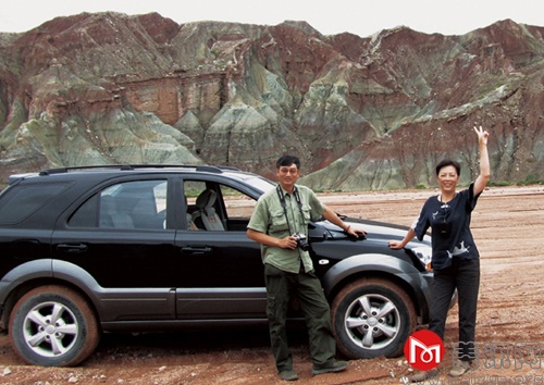 2010年与夫人在新疆天上大峡谷采风.jpg