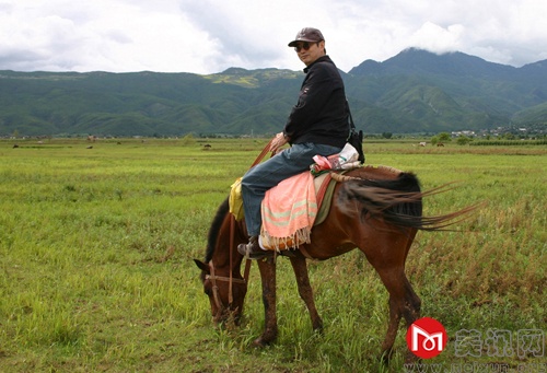 邢庚在云南香格里拉采风留影.jpg