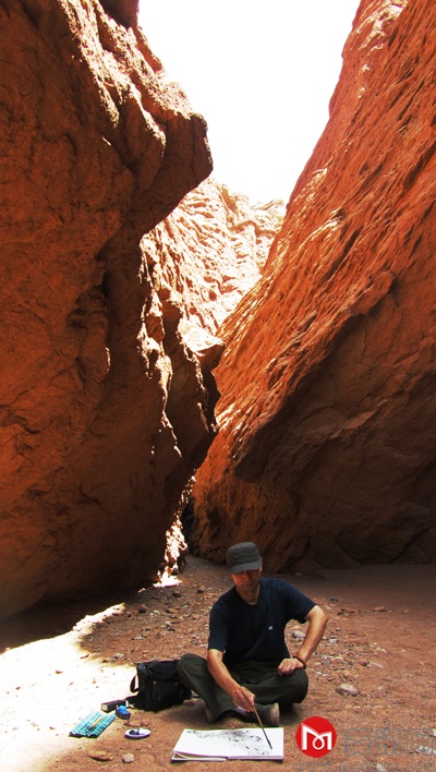 邢庚在新疆天山大峡谷写生.jpg