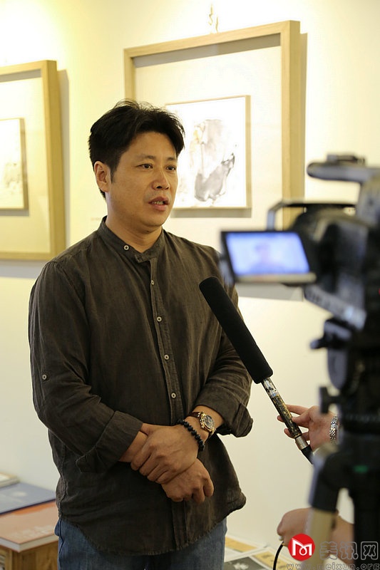 接受采访.jpg